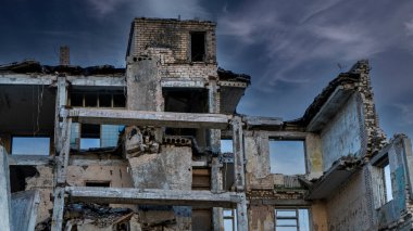 Felaketten sonra yıkılan Büyük Bina, yıkılan Eartquake Felaketinin Yarısı Yok Edilmiş Ev 'i ortaya çıkardı. Letonya 'da Terk Edilmiş Askeri Şehir Irbene.