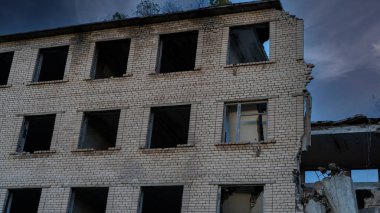 Felaketten sonra yıkılan Büyük Bina, yıkılan Eartquake Felaketinin Yarısı Yok Edilmiş Ev 'i ortaya çıkardı. Letonya 'da Terk Edilmiş Askeri Şehir Irbene.