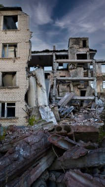 Felaketten sonra yıkılan Büyük Bina, yıkılan Eartquake Felaketinin Yarısı Yok Edilmiş Ev 'i ortaya çıkardı. Letonya 'da Terk Edilmiş Askeri Şehir Irbene.