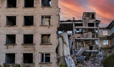 Felaketten sonra yıkılan Büyük Bina, yıkılan Eartquake Felaketinin Yarısı Yok Edilmiş Ev 'i ortaya çıkardı. Letonya 'da Terk Edilmiş Askeri Şehir Irbene.