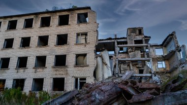 Felaketten sonra yıkılan Büyük Bina, yıkılan Eartquake Felaketinin Yarısı Yok Edilmiş Ev 'i ortaya çıkardı. Letonya 'da Terk Edilmiş Askeri Şehir Irbene.
