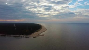 Kolka Burnu, Baltık Denizi, Letonya üzerindeki hava manzarası. Sonbahar Akşamı Günbatımında. Kolka Boynuzu Baltık Denizi ve Riga Körfezi 'ni ikiye böldü. 
