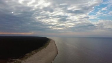 Kolka Burnu, Baltık Denizi, Letonya üzerindeki hava manzarası. Sonbahar Akşamı Günbatımında. Kolka Boynuzu Baltık Denizi ve Riga Körfezi 'ni ikiye böldü. 