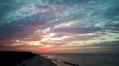 Kolka Burnu, Baltık Denizi, Letonya üzerindeki hava manzarası. Sonbahar Akşamı Günbatımında. Kolka Boynuzu Baltık Denizi ve Riga Körfezi 'ni ikiye böldü. 