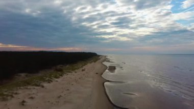 Kolka Burnu, Baltık Denizi, Letonya 'da Balıkçı Flounder Yakalıyor. Sonbahar Akşamı Günbatımında Hava Görüntüsü. Kolka Boynuzu Baltık Denizi ve Riga Körfezi 'ni ikiye böldü.