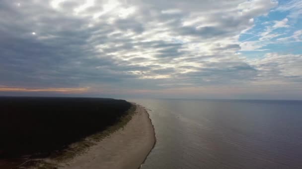 Vista Aérea Sobre Cabo Kolka Mar Báltico Letonia Durante Atardecer — Vídeos de Stock