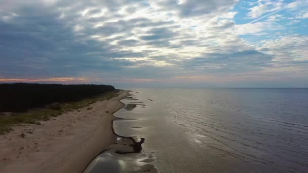 Fiskare Fångar Skrubbskädda Kolka Cape Östersjön Lettland Flygfoto Höstkvällen Solnedgång — Stockvideo