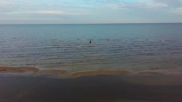 Kolka Burnu Baltık Denizi Letonya Balıkçı Flounder Yakalıyor Sonbahar Akşamı — Stok video