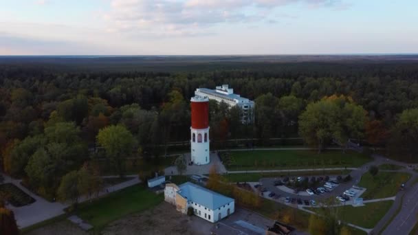 在拉脱维亚Jurmala的Kemeri度假村公园 有悬挂拉脱维亚国旗的Kemeri水塔 美丽的白色新古典主义建筑背景 从上方俯瞰天空 五彩缤纷的秋夜 — 图库视频影像