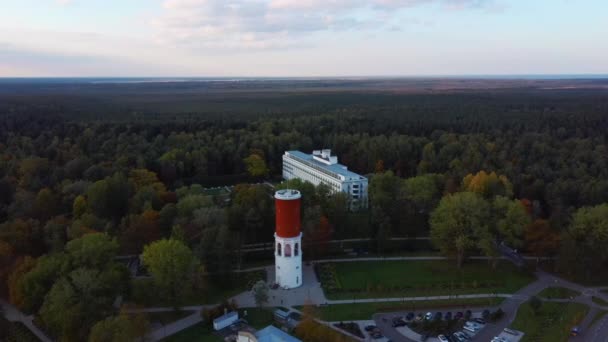 Kemeri Vattentorn Med Lettisk Flagga Kemeri Resort Park Jurmala Lettland — Stockvideo