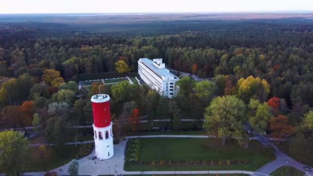 Kemeri Víztorony Lett Zászlóval Kemeri Üdülőparkban Jurmalában Lettországban Gyönyörű Fehér — Stock videók
