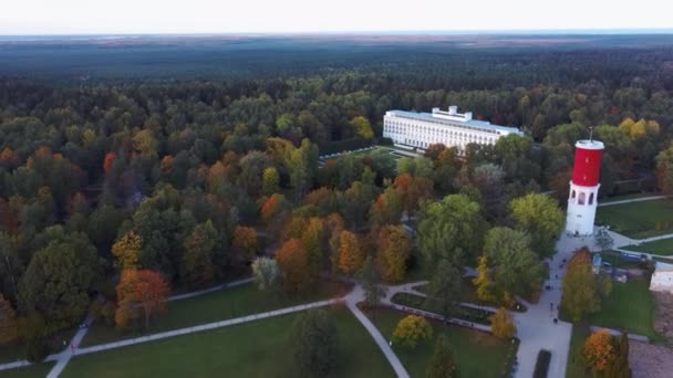 Kemeri Water Tower Latvian Flag Kemeri Resort Park Jurmala Latvia — Vídeos de Stock