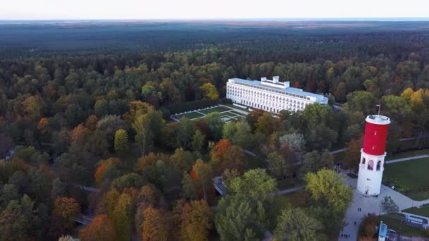 Wieża Ciśnień Kemeri Łotewską Flagą Parku Kemeri Resort Jurmala Łotwie — Wideo stockowe