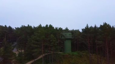 Letonya, Ventspils 'te Sahil Güvenlik 46 Bataryası. Askeri Miras. Batarya toplarla yüklendi. Baltık Denizi kıyıları boyunca uzanan en etkileyici sahil bataryalarından biri.