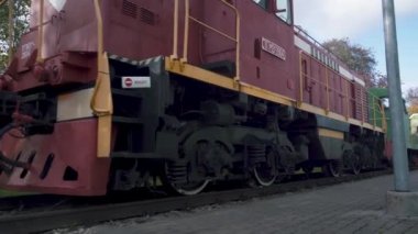 Letonya 'daki İstasyon' daki Eski Kargo Platformu. Buharlı Sovyet Lokomotifi Letonya Tren Müzesi 'nde Eski Tren.