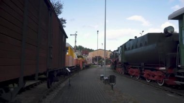 Letonya 'daki İstasyon' daki Eski Kargo Platformu. Buharlı Sovyet Lokomotifi Letonya Tren Müzesi 'nde Eski Tren.