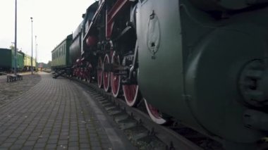 Letonya 'daki İstasyon' daki Eski Kargo Platformu. Buharlı Sovyet Lokomotifi Letonya Tren Müzesi 'nde Eski Tren.