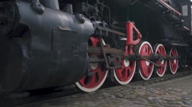 Letonya 'daki İstasyon' daki Eski Kargo Platformu. Buharlı Sovyet Lokomotifi Letonya Tren Müzesi 'nde Eski Tren.