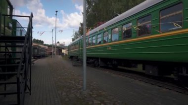 Letonya 'daki İstasyon' daki Eski Kargo Platformu. Buharlı Sovyet Lokomotifi Letonya Tren Müzesi 'nde Eski Tren.