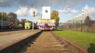 Letonya 'daki İstasyon' daki Eski Kargo Platformu. Buharlı Sovyet Lokomotifi Letonya Tren Müzesi 'nde Eski Tren.