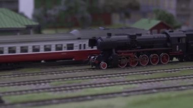 Mini Tren İstasyonu Modelliği. Tren İstasyonu 'nun Model Modeli. Model Elektrikli Lokomotif Model Demiryolu 'nda ilerliyor. Çalışan Sinyal Işıklı Minyatür Şehir.