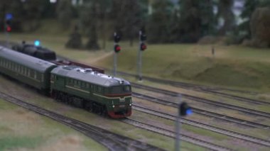 Mini Tren İstasyonu Modelliği. Tren İstasyonu 'nun Model Modeli. Model Elektrikli Lokomotif Model Demiryolu 'nda ilerliyor. Çalışan Sinyal Işıklı Minyatür Şehir.