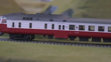 Mini Tren İstasyonu Modelliği. Tren İstasyonu 'nun Model Modeli. Model Elektrikli Lokomotif Model Demiryolu 'nda ilerliyor. Çalışan Sinyal Işıklı Minyatür Şehir.