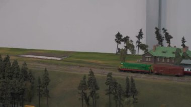 Mini Tren İstasyonu Modelliği. Tren İstasyonu 'nun Model Modeli. Model Elektrikli Lokomotif Model Demiryolu 'nda ilerliyor. Çalışan Sinyal Işıklı Minyatür Şehir.