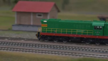 Mini Tren İstasyonu Modelliği. Tren İstasyonu 'nun Model Modeli. Model Elektrikli Lokomotif Model Demiryolu 'nda ilerliyor. Çalışan Sinyal Işıklı Minyatür Şehir.