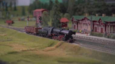 Mini Tren İstasyonu Modelliği. Tren İstasyonu 'nun Model Modeli. Model Elektrikli Lokomotif Model Demiryolu 'nda ilerliyor. Çalışan Sinyal Işıklı Minyatür Şehir.