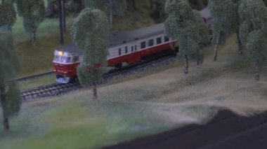 Mini Tren İstasyonu Modelliği. Tren İstasyonu 'nun Model Modeli. Model Elektrikli Lokomotif Model Demiryolu 'nda ilerliyor. Çalışan Sinyal Işıklı Minyatür Şehir.