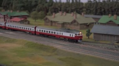 Mini Tren İstasyonu Modelliği. Tren İstasyonu 'nun Model Modeli. Model Elektrikli Lokomotif Model Demiryolu 'nda ilerliyor. Çalışan Sinyal Işıklı Minyatür Şehir.