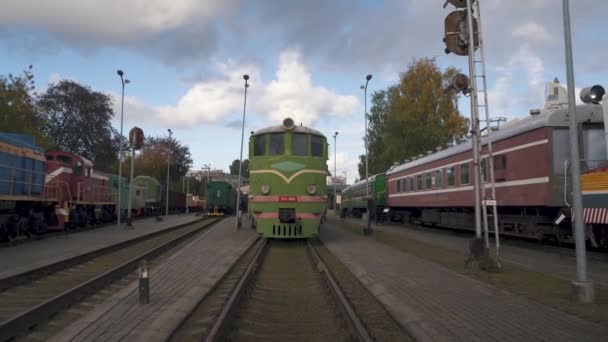 ラトビアの駅にある鉄道古い貨物プラットフォーム ラトビア鉄道博物館で蒸気機関車の古い列車とヴィンテージソ連の機関車 — ストック動画
