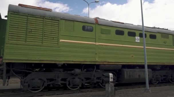 Railway Old Cargo Platform Bij Station Letland Vintage Sovjet Locomotief — Stockvideo