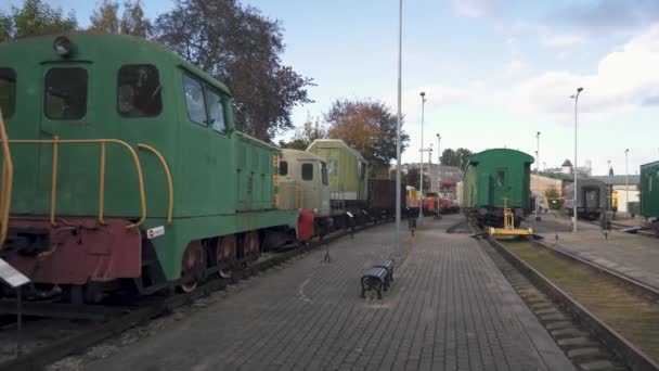 Letonya Daki Stasyon Daki Eski Kargo Platformu Buharlı Sovyet Lokomotifi — Stok video