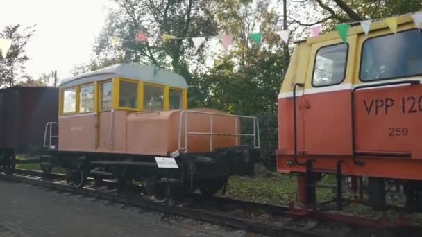 ラトビアの駅にある鉄道古い貨物プラットフォーム ラトビア鉄道博物館で蒸気機関車の古い列車とヴィンテージソ連の機関車 — ストック動画