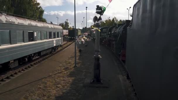 Alter Güterbahnsteig Bahnhof Lettland Sowjetische Oldtimer Lokomotive Mit Dampflok Alter — Stockvideo