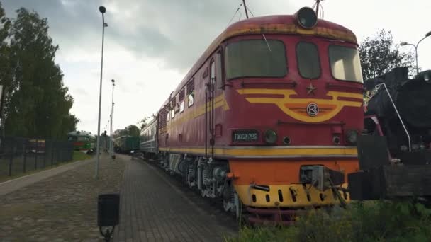 Alter Güterbahnsteig Bahnhof Lettland Sowjetische Oldtimer Lokomotive Mit Dampflok Alter — Stockvideo