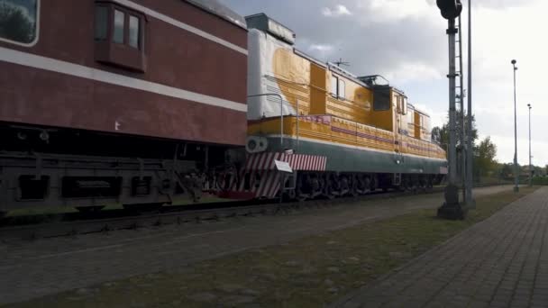 Railway Old Cargo Platform Bij Station Letland Vintage Sovjet Locomotief — Stockvideo