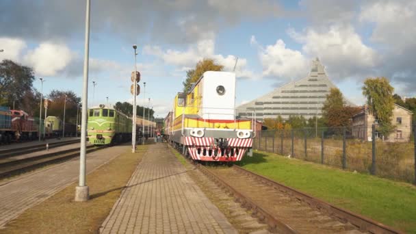 Railway Old Cargo Platform Bij Station Letland Vintage Sovjet Locomotief — Stockvideo