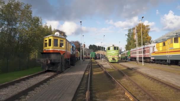 Railway Old Cargo Platform Bij Station Letland Vintage Sovjet Locomotief — Stockvideo