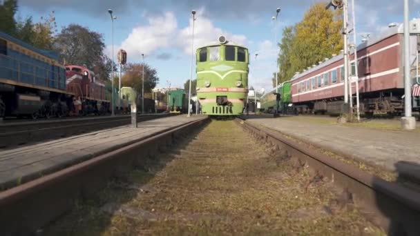 Railway Old Cargo Platform Bij Station Letland Vintage Sovjet Locomotief — Stockvideo