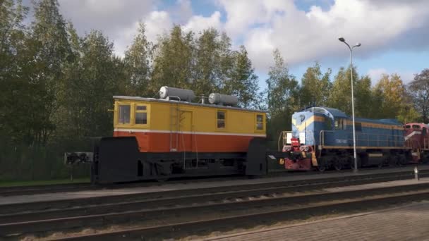 拉脱维亚车站的铁路旧货运站 拉脱维亚铁路博物馆的苏联老式蒸汽机车旧火车 — 图库视频影像