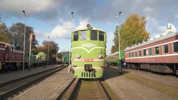 Railway Old Cargo Platform Bij Station Letland Vintage Sovjet Locomotief — Stockvideo