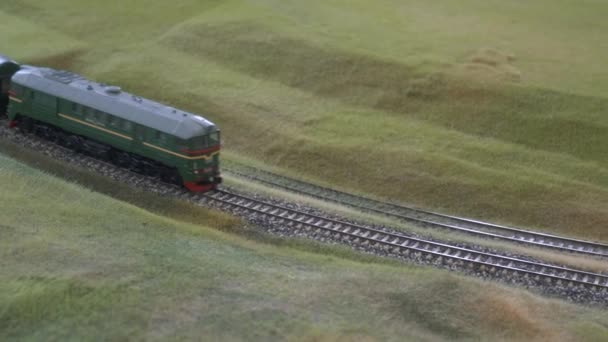 Mini Bahnhofsmodellierung Modell Des Bahnhofs Mit Fahrendem Zug Elektrische Modelllokomotive — Stockvideo