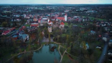 Panoramik Cesis Şehri, Ortaçağ St. Johns Kilisesi ve Güzel Kale Harabeleri ile Letonya Havacılık Manzarası Orta Çağ 'da Livonya Düzeni' nin bir konutu. Günbatımında Sonbahar Akşam Manzarası.