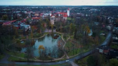 Panoramik Cesis Şehri, Ortaçağ St. Johns Kilisesi ve Güzel Kale Harabeleri ile Letonya Havacılık Manzarası Orta Çağ 'da Livonya Düzeni' nin bir konutu. Günbatımında Sonbahar Akşam Manzarası.