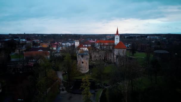 Panoramiczny Widok Miasto Cesis Łotwa Średniowiecznym Kościołem Jana Ruinami Pięknego — Wideo stockowe