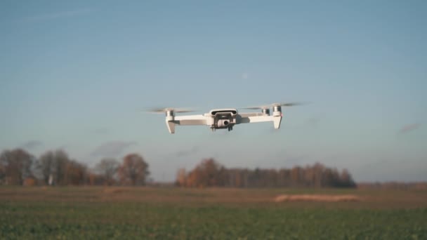 Biały Dron Latający Tle Natury Dron Wiszący Samolocie Zdalnego Sterowania — Wideo stockowe