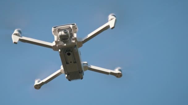 Beyaz Doğada Uçuyor Uçan Helikopter Dron Uzaktan Kumandalı Hava Dronu — Stok video